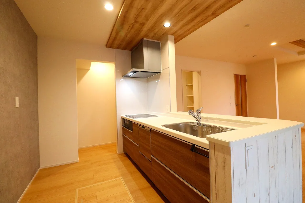 【2号棟キッチン+パントリー】