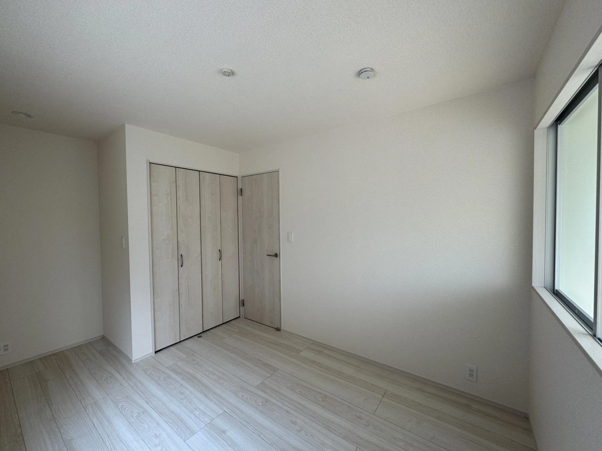 【②号棟洋室6.0帖】南側の部屋で明るいです!