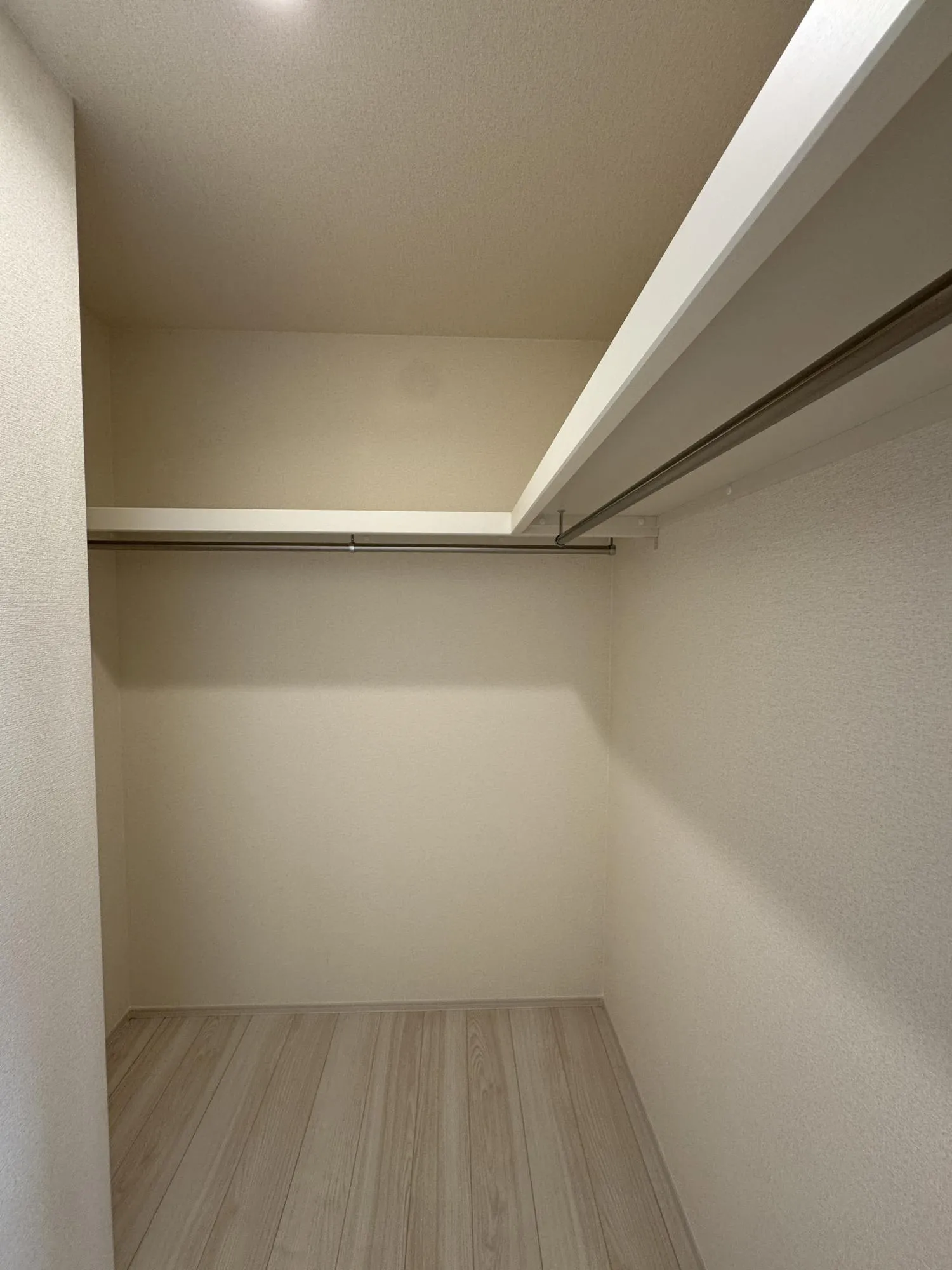 【②号棟ウォークインクローゼット】広々としたウォークインクローゼットにはたくさん収納することができます!