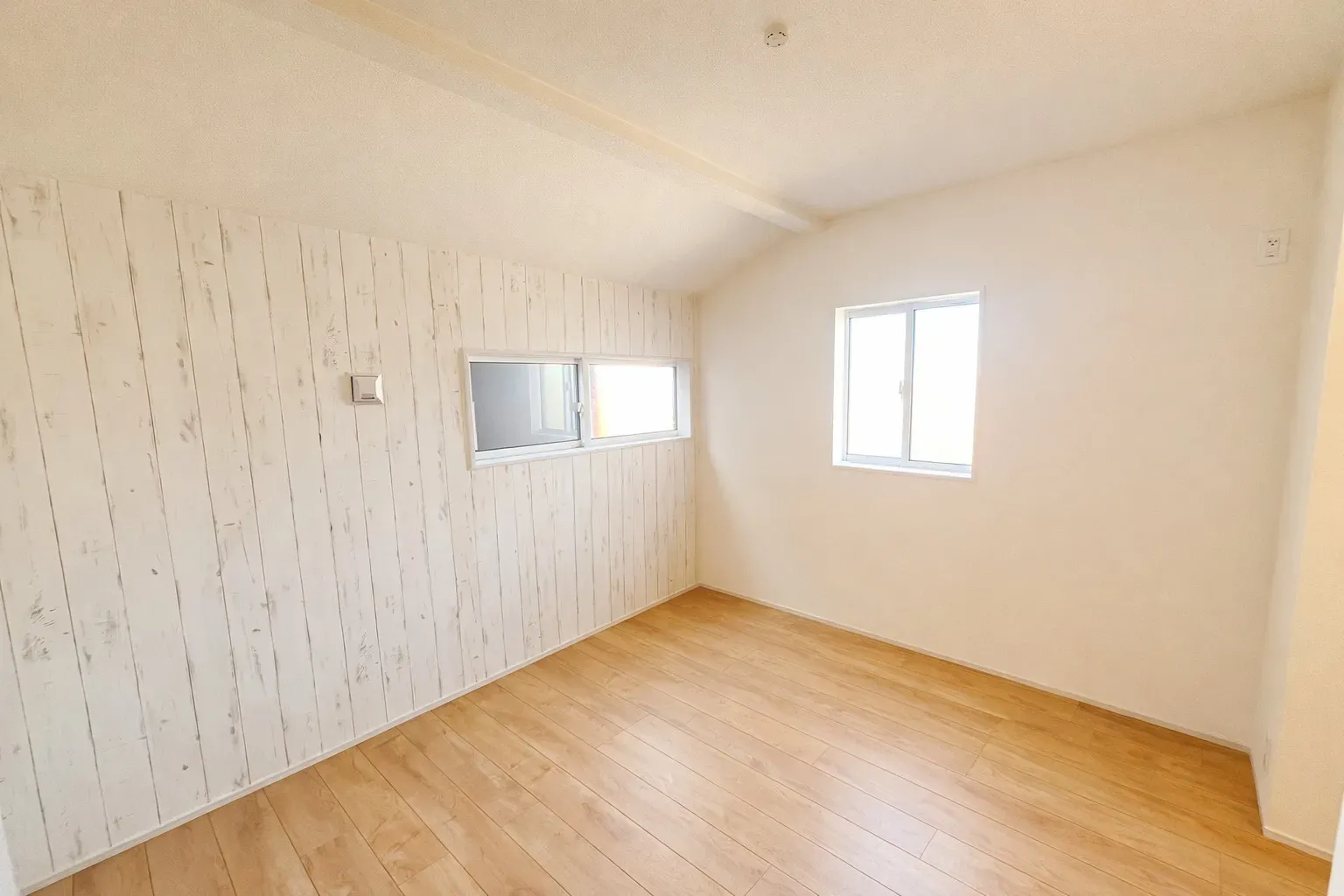 【洋室・北西側/2号棟】