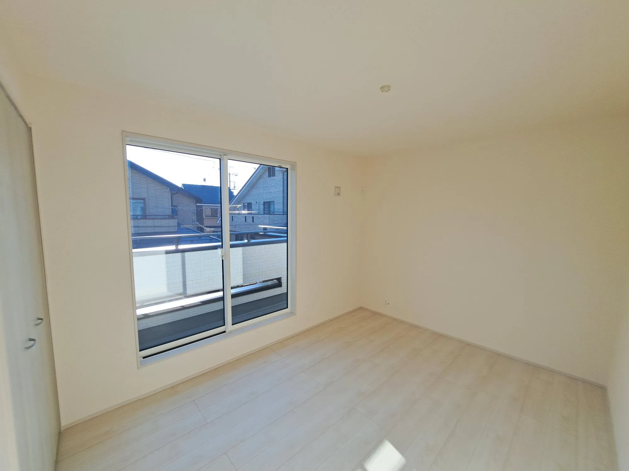 全てのお部屋に収納とバルコニーがありますので、建物全体に日差しを取り込みます♪大きな窓はお掃除や空気の入れ替えなどにも力を発揮します♪
