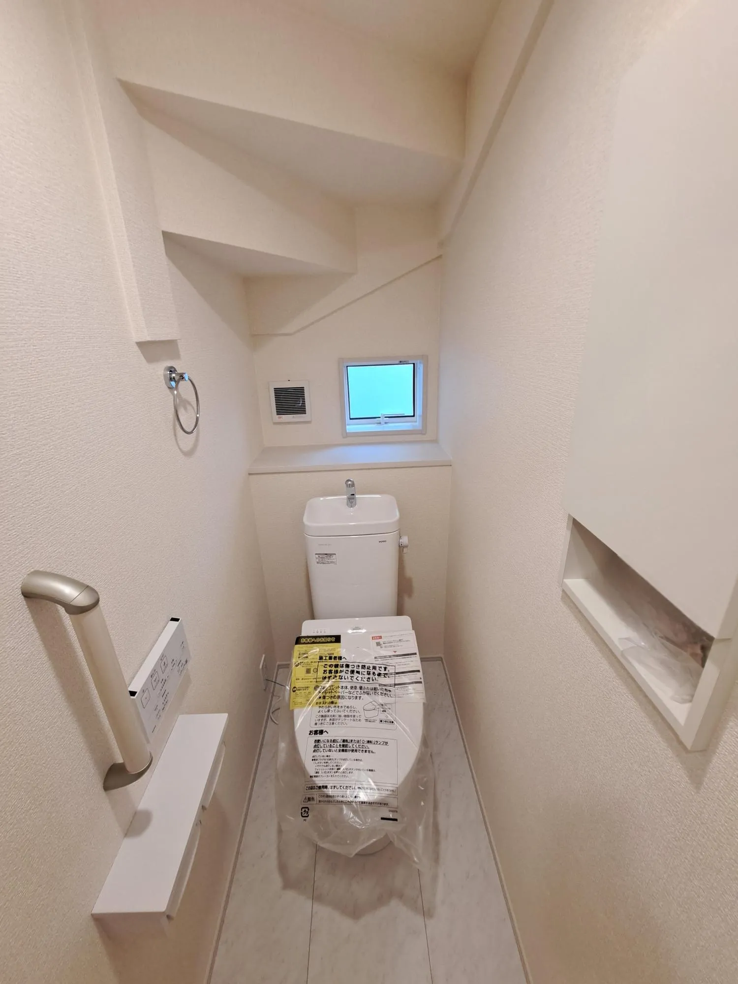1階2階のトイレは埋め込み収納を設置☆予備のペーパーや掃除用具などをコンパクトに収納します♪温水洗浄便座ですので、清潔に快適に利用できます♪