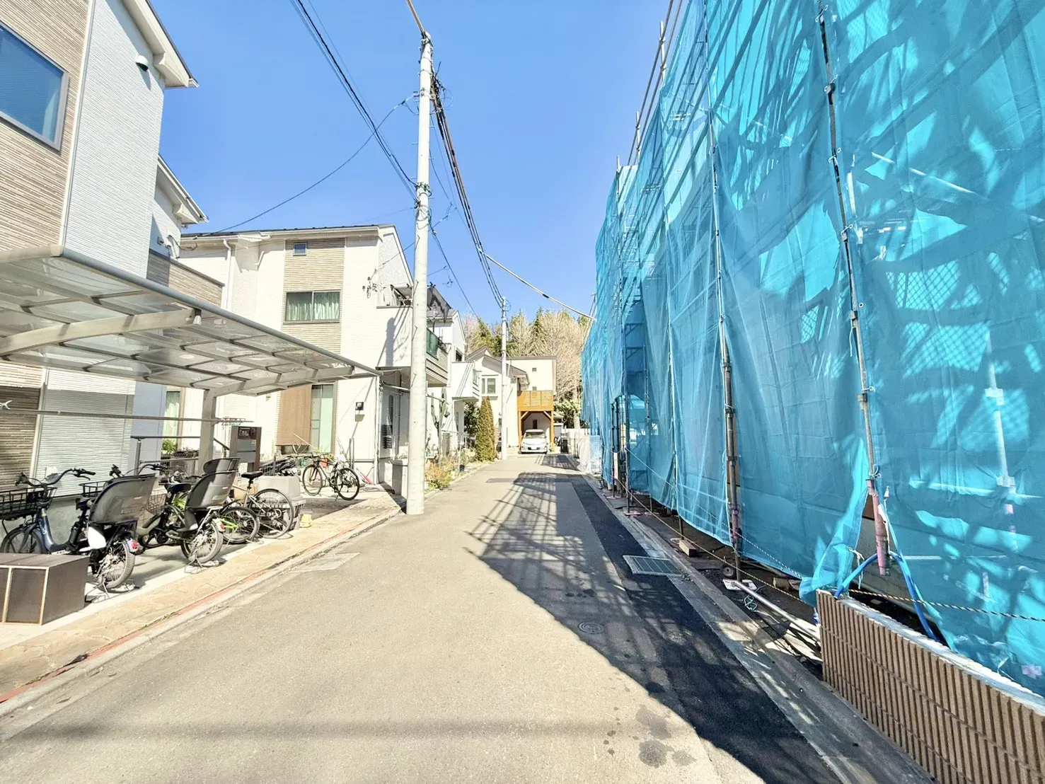 【前面道路:私道幅員約4.5m】
西側道路、幅員が約4.5mです。
駐車時に主に使用する道路ですが、らくらく駐車が可能です!