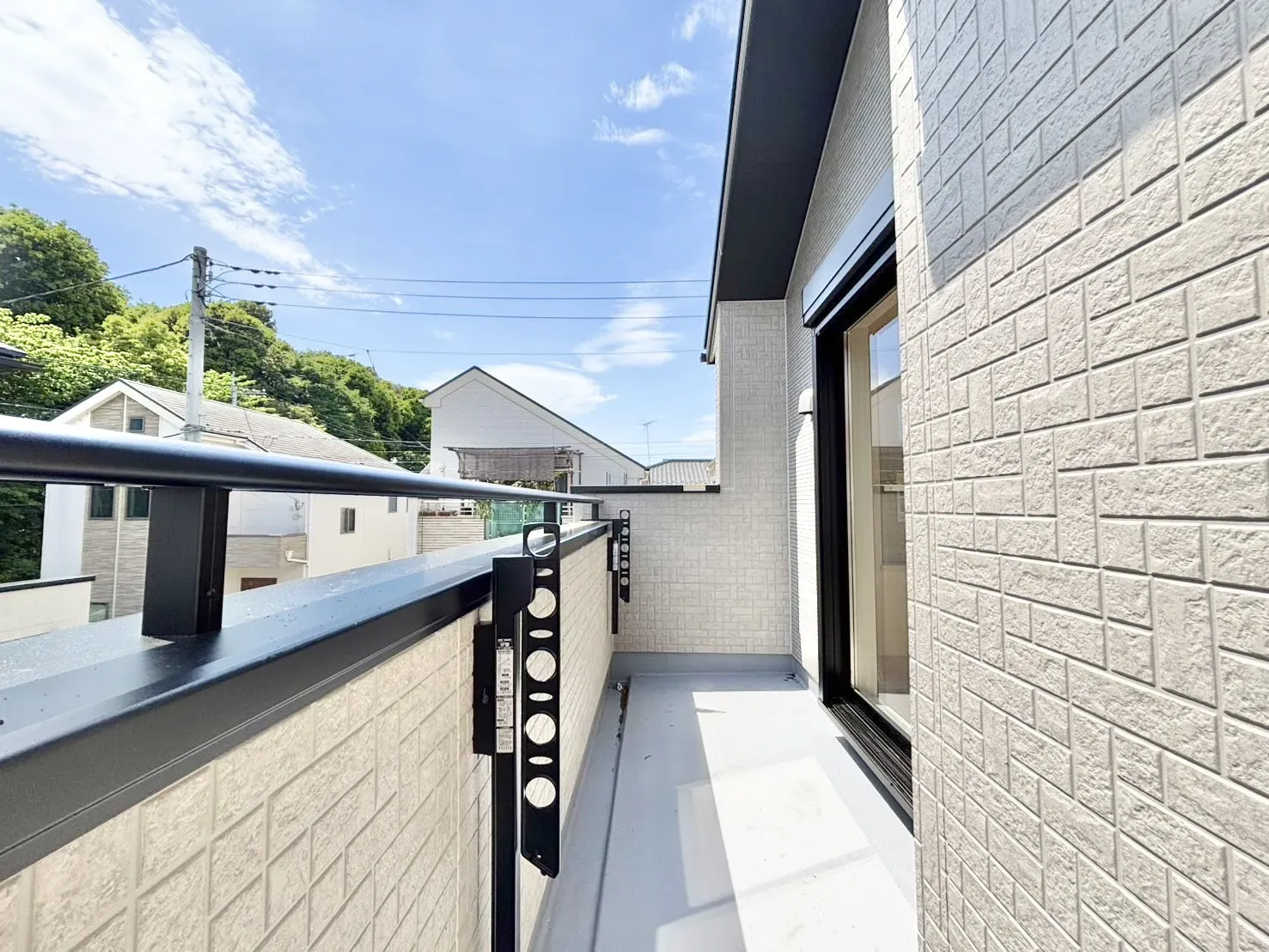 【南向きバルコニー】
全棟南向きバルコニーです!
日当たりが良く、2部屋から行き来可能な、続きバルコニーです♪
洗濯物もよく乾きます!