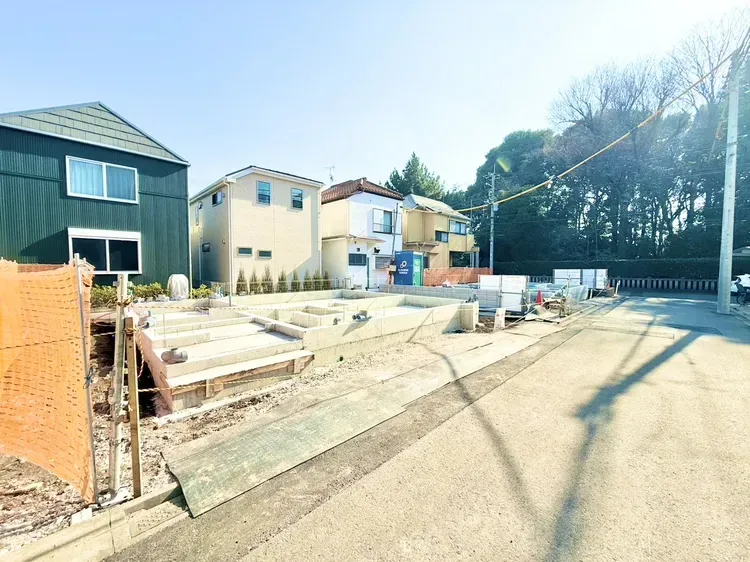 【外観】
全棟敷地面積119㎡越えの新たな分譲地です。また、東栄住宅では植栽等を設置しており緑豊かで癒しのある環境を演出する外観を目指しております。