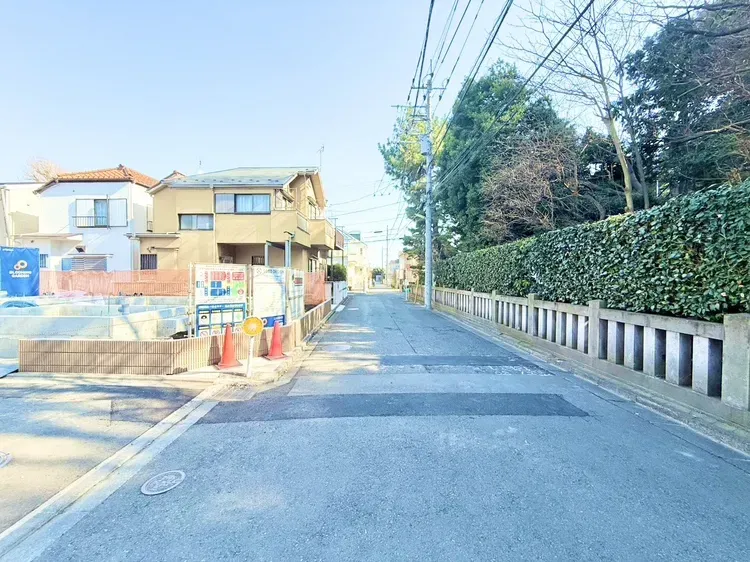 【前面道路:私道幅員約5m】
西側道路、幅員が約5mです。
車通りも多くなく、快適に通行が可能です♪