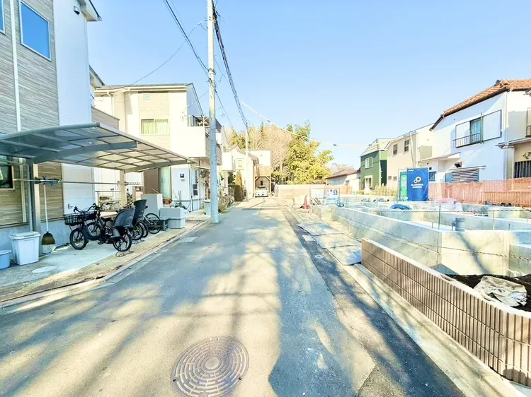 【前面道路:私道幅員約4.5m】
西側道路、幅員が約4.5mです。
駐車時に主に使用する道路ですが、らくらく駐車が可能です!

