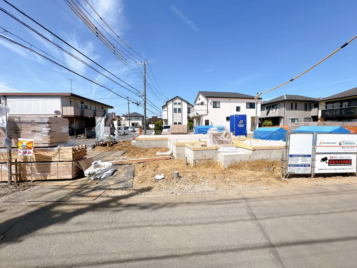 【外観写真】落ち着いた印象の外観デザインを採用。ワイドバルコニーや全居室収納付きのゆとりある住まいです。