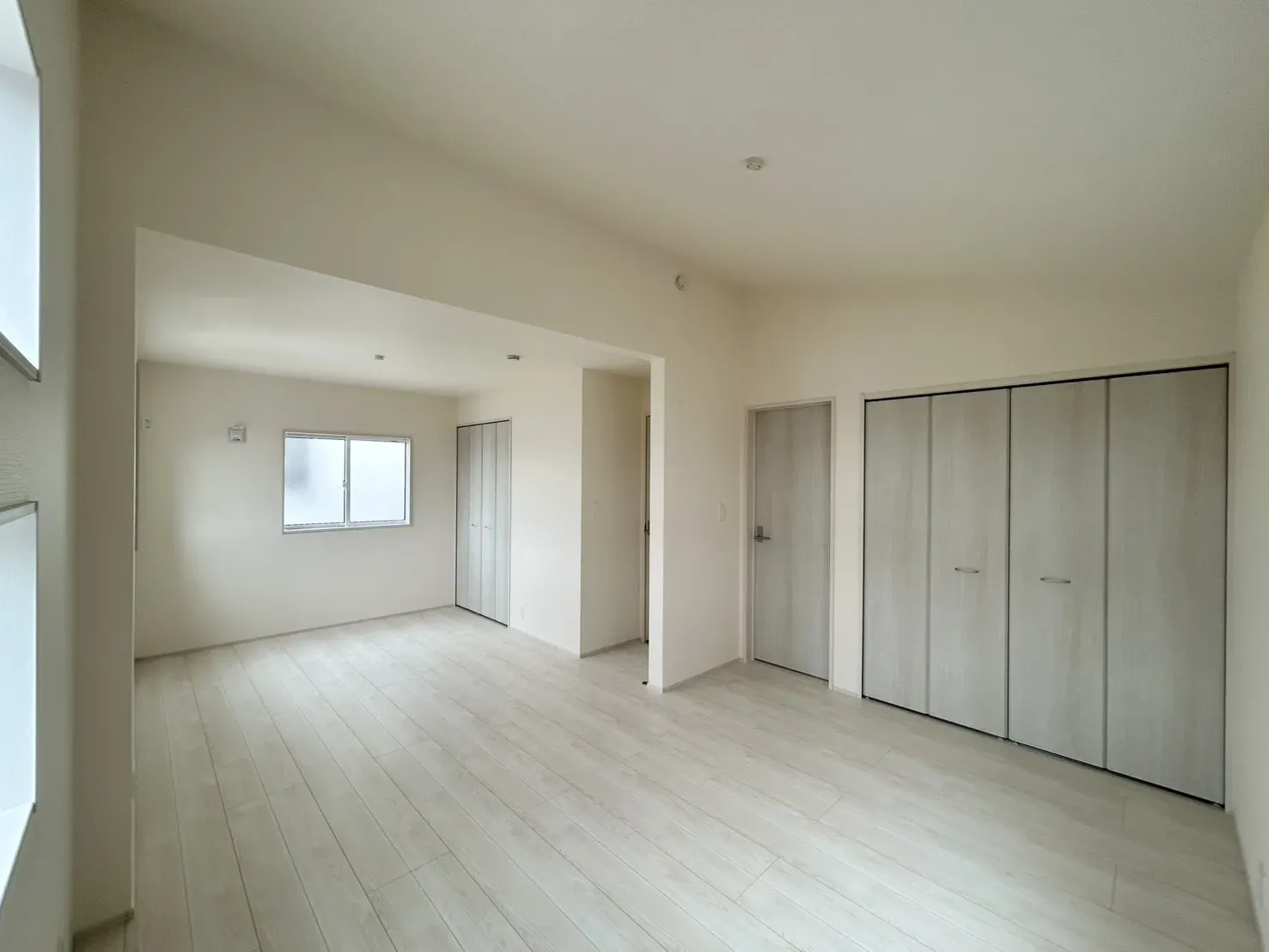 【1号棟】勾配天井採用でお部屋に開放感をプラス