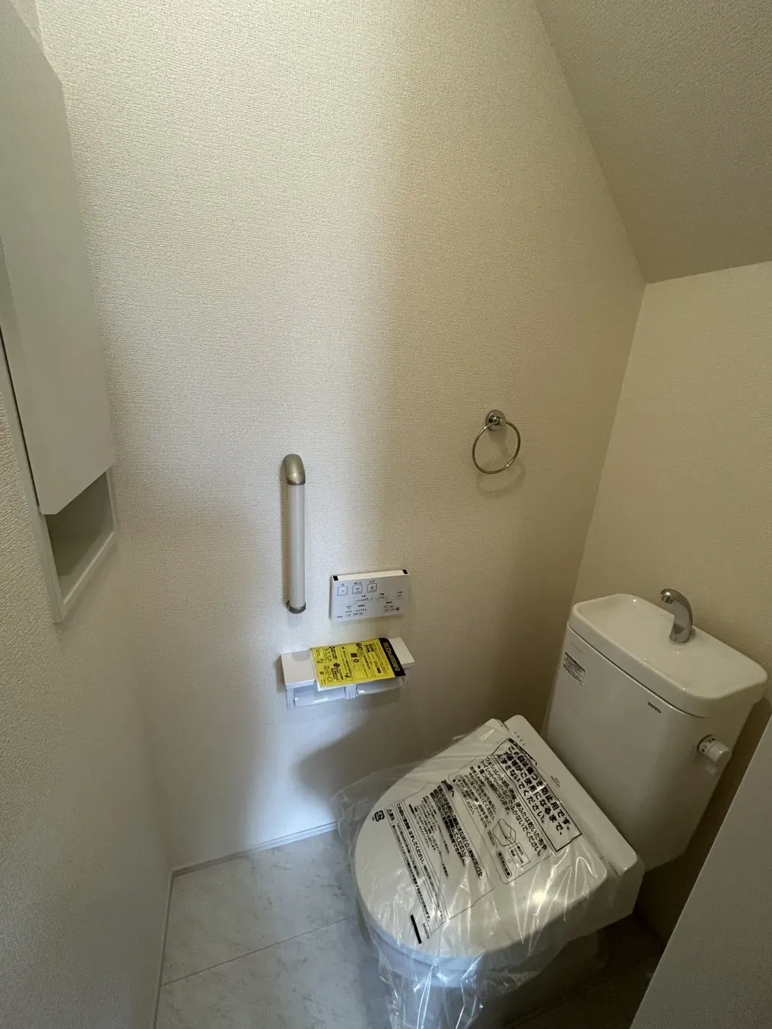 【1号棟】1階トイレ 階段下を有効活用