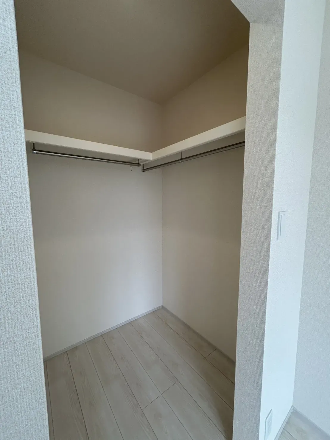 【1号棟】たっぷり収納できるウォークインクローゼット