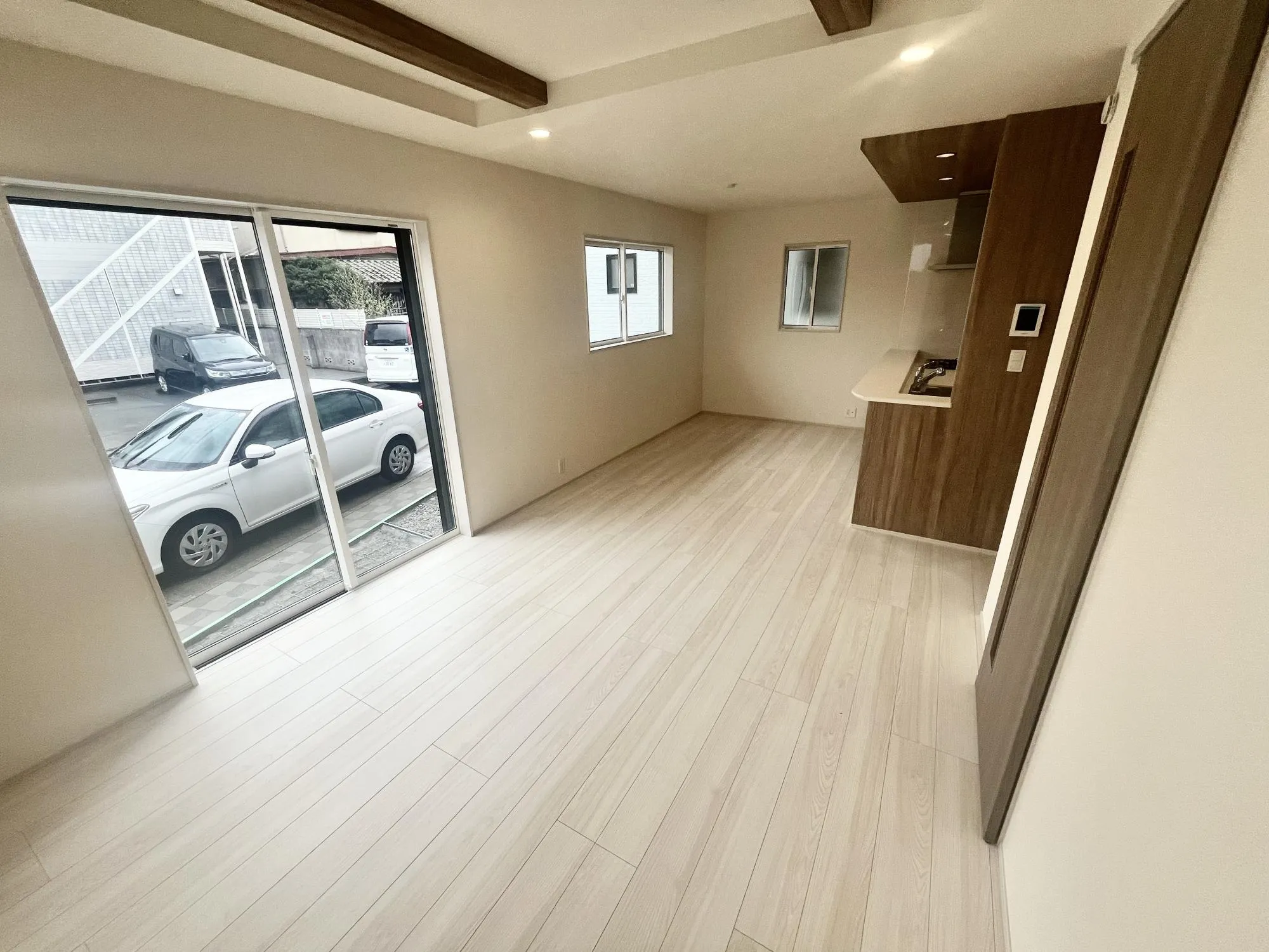 家具のレイアウトのしやすいリビング
　採光面も大きく自然と家族が集う