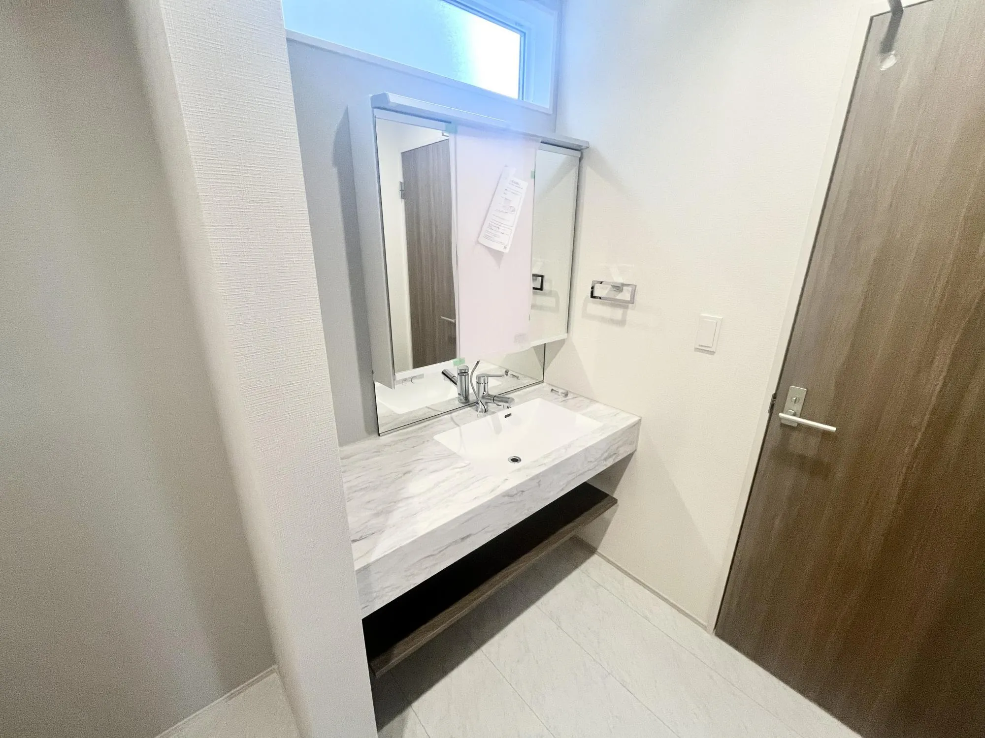 広々洗面台で朝の準備も捗ります