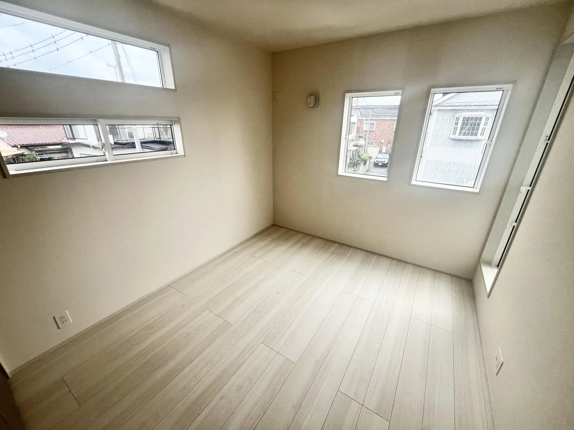 3面採光の明るい洋室