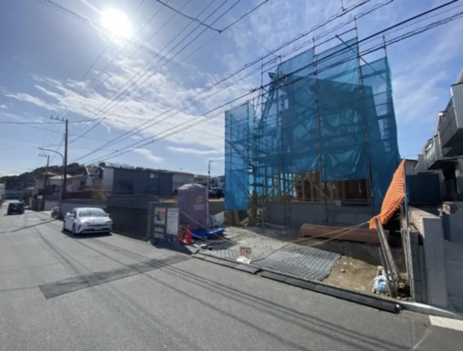 前面道路は交通量が少ない落ち着いた生活道路。車の出し入れもスムーズに行えるゆとりあるスペースを確保しています。
静かな環境で、快適な暮らしを実現できる立地です。