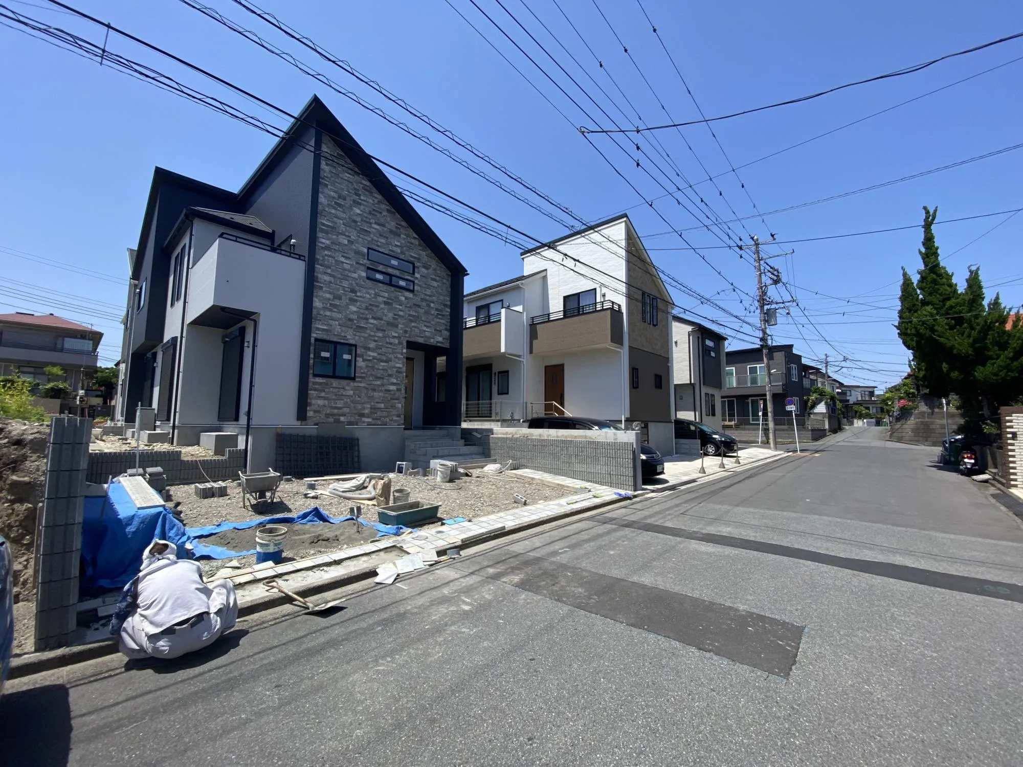 現地外観(5月18日撮影)
前面道路はゆとりのある幅員6.5m!
車の出し入れもスムーズで、駐車が苦手な方にも安心です。