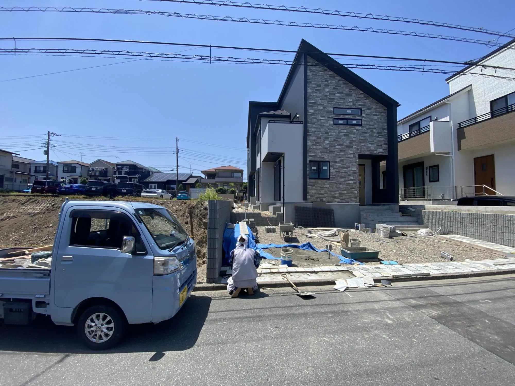現地外観(5月18日撮影)
重厚感の中にスタイリッシュさを兼ね備えた外観。落ち着いたカラーリングが上質な暮らしを演出します。
