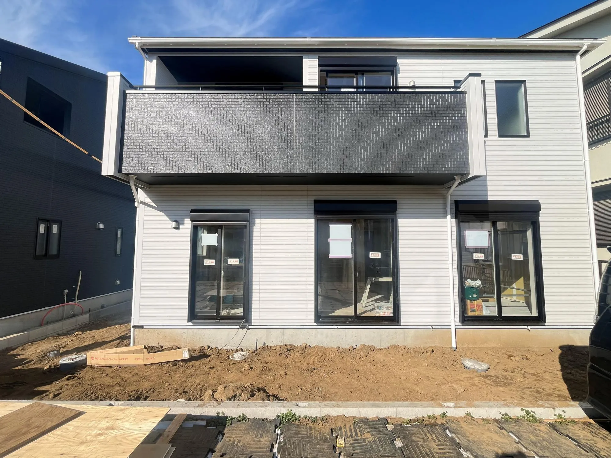 当社売主!
1号棟の足場が外れました。
全体が見えるようになりました。
(2026年2月21日撮影)