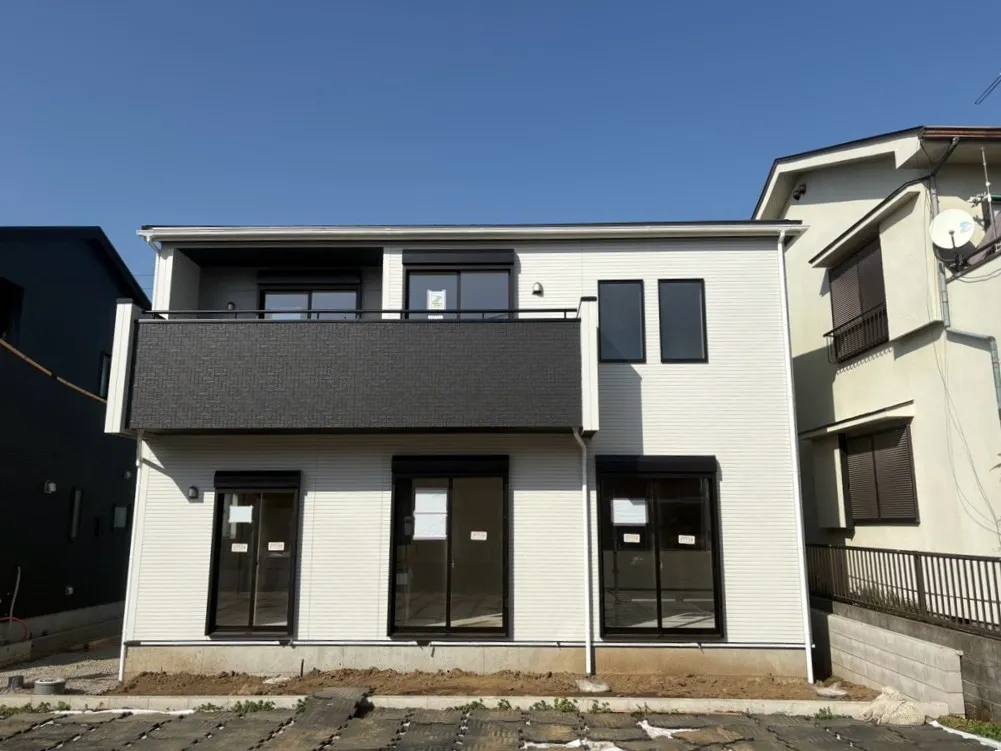 当社売主!
1号棟の足場が外れました。
全体が見えるようになりました。
(2026年3月1日撮影)