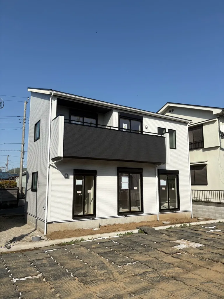 当社売主!
1号棟の足場が外れました。
全体が見えるようになりました。
(2026年3月1日撮影)