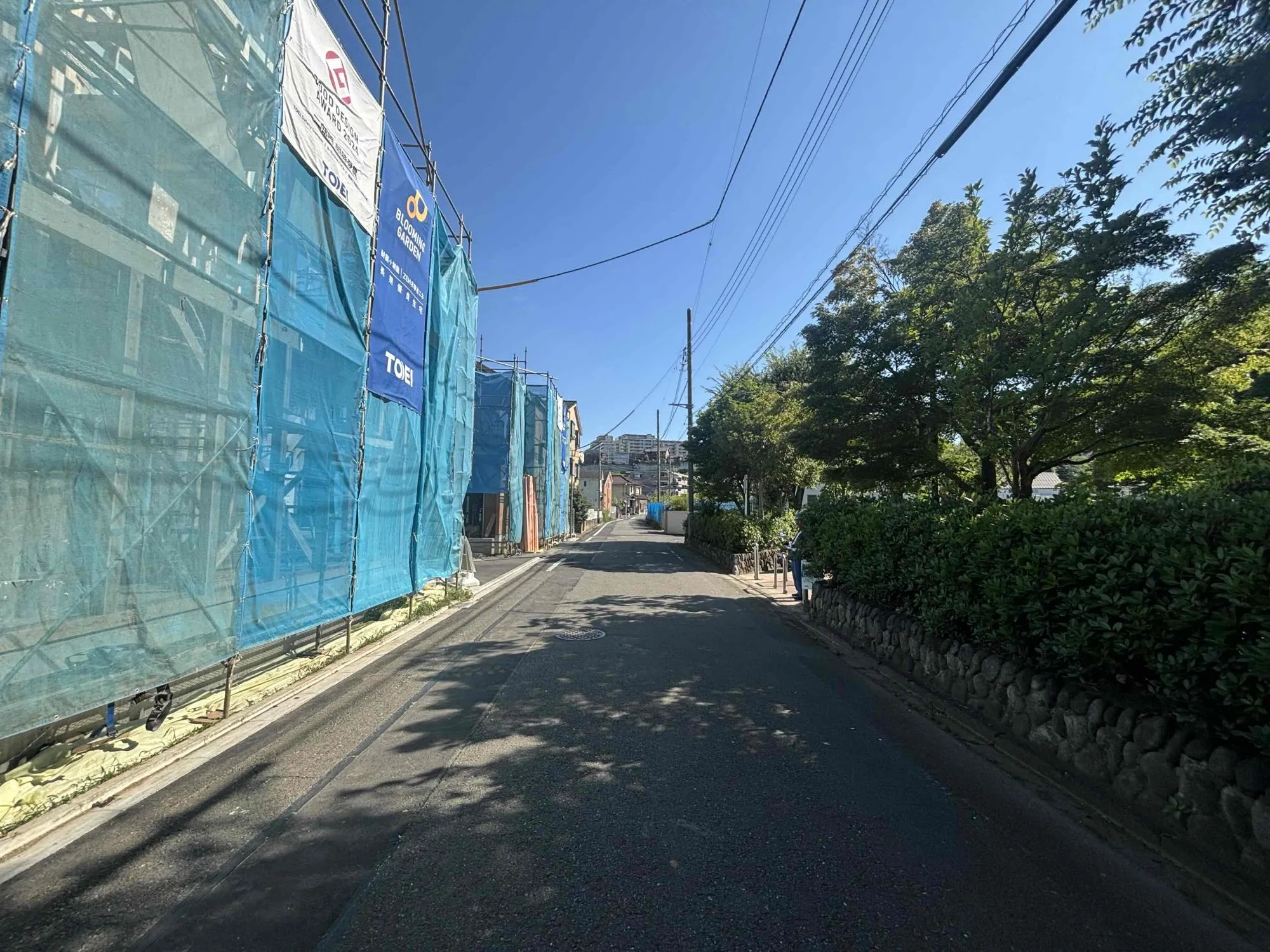 西側公道を北側から臨む上棟時写真(2026年7月10日撮影)
