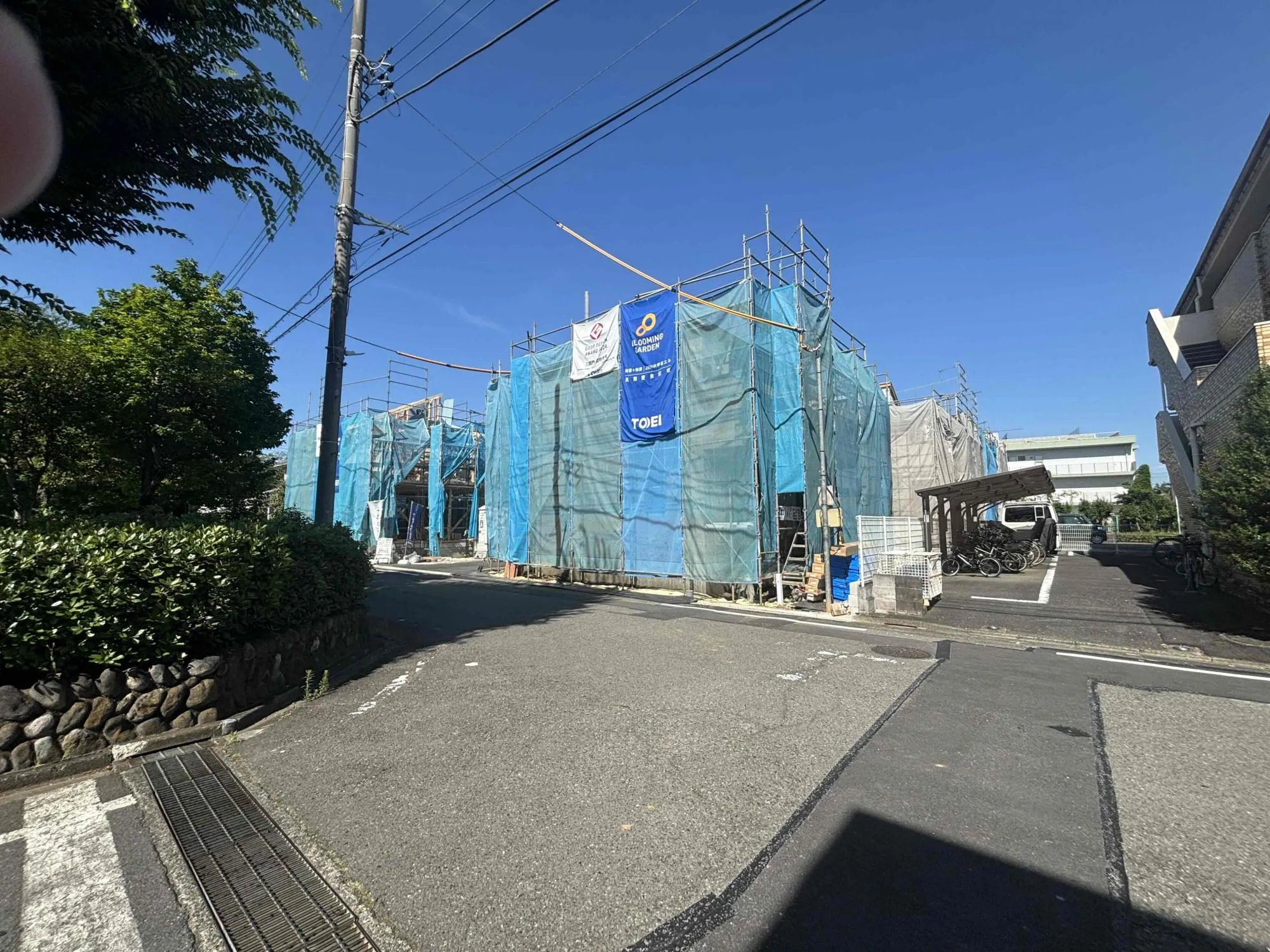 西側公道を南西側から臨む上棟時写真(2026年7月10日撮影)
