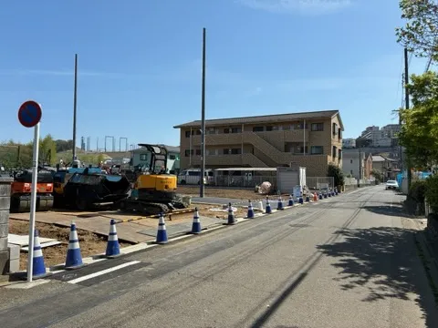 西前面道路と北西からの現場写真(2026年4月12日撮影)
