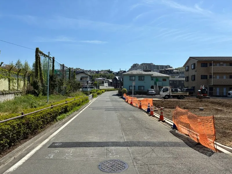 北から撮影の東前面道路(2026年4月12日撮影)