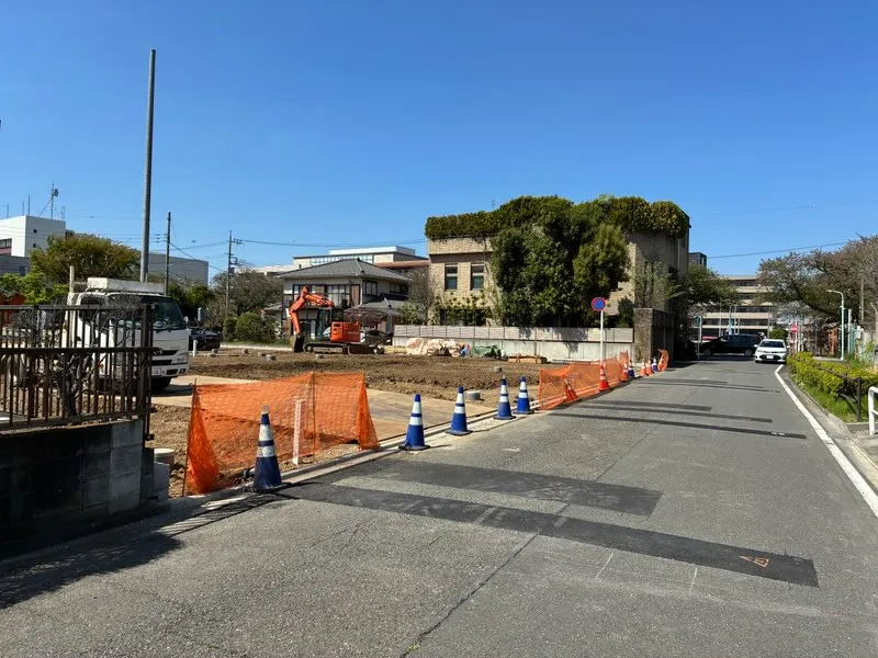 東前面道路と南東からの現場写真(2026年4月12日撮影)