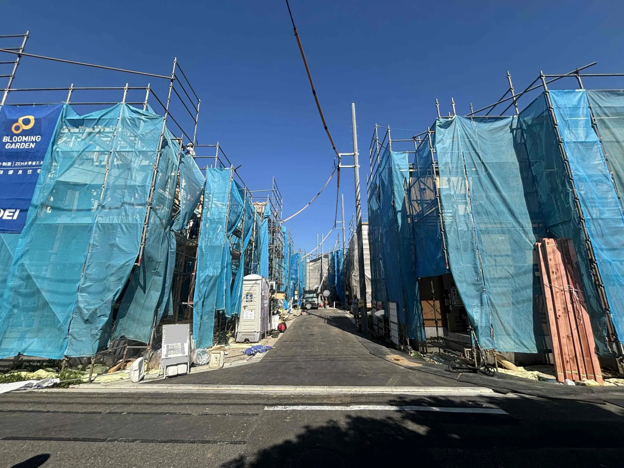 新設道路西側からの上棟時写真(2026年7月10日撮影)