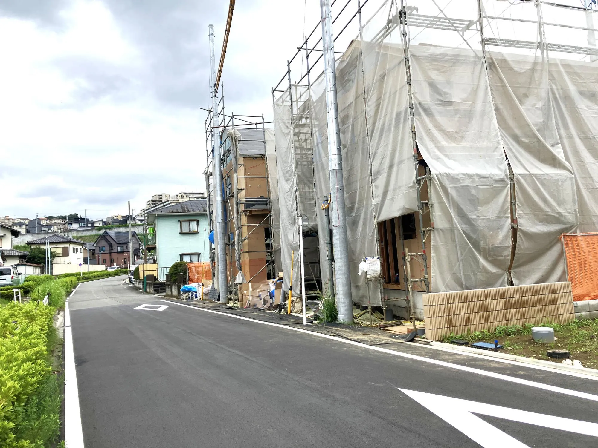 6号棟7号棟側西前面道路②(2026年7月03日撮影)