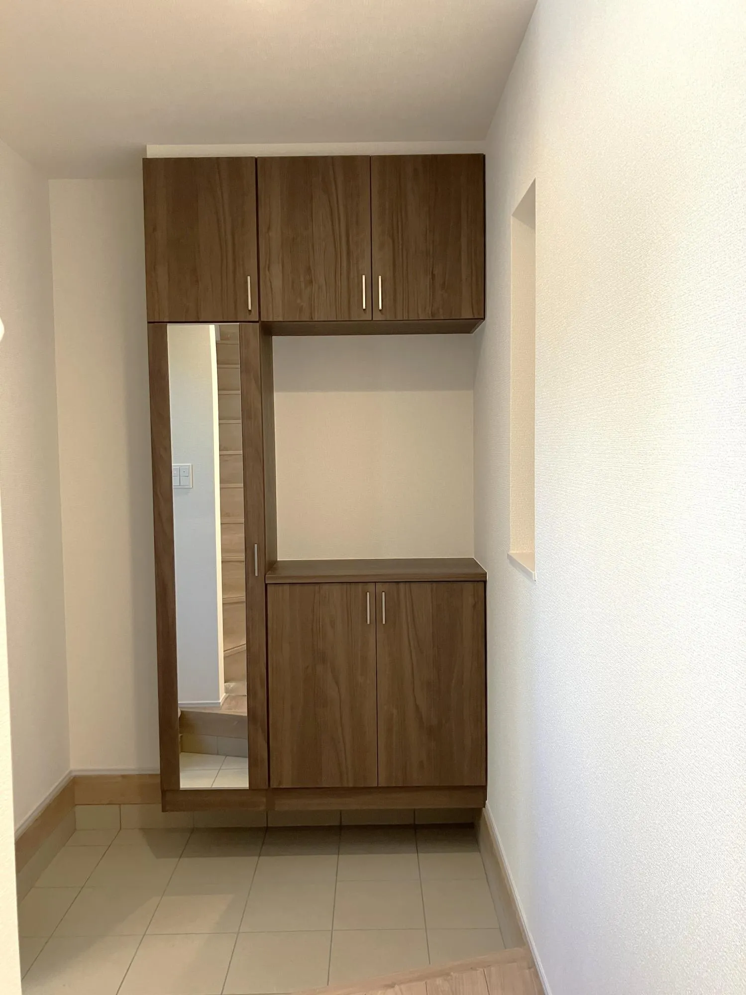 7号棟ご家族や来訪者を気持ちよく迎え入れてくれる、明るく開放感のある玄関です。シューズボックス付きで、散らかりがちな玄関をすっきりと片付けることができます
