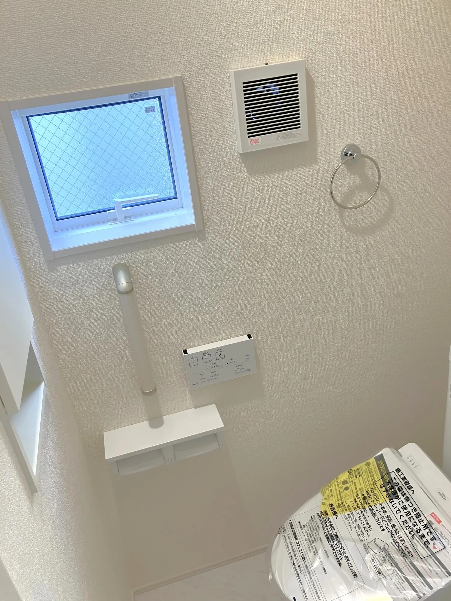 7号棟1Fトイレ節水型でエコなトイレにはウォシュレット付き。便座を温める機能もついており、換気扇はもちろん、窓もあるので常に快適です♪