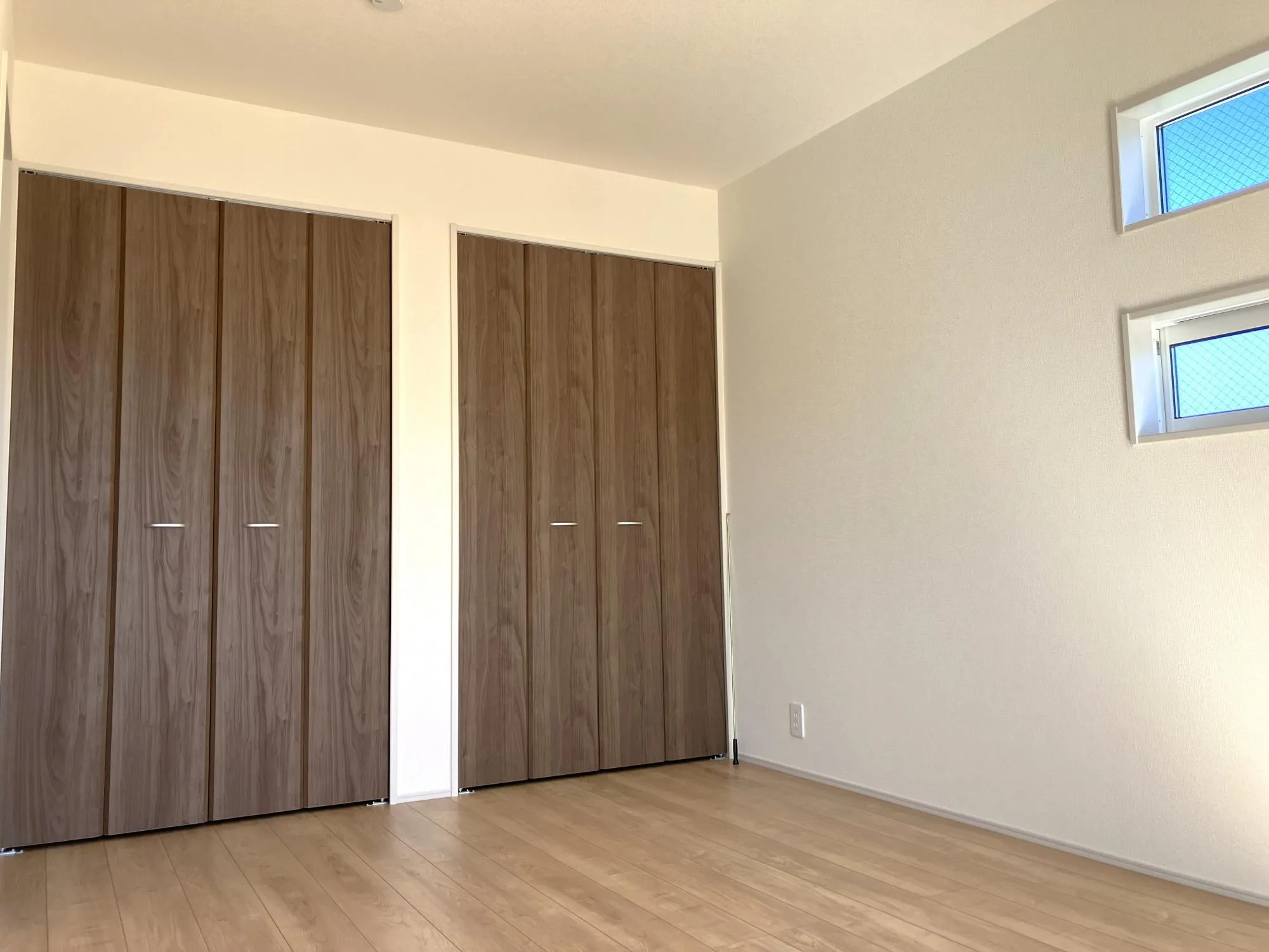 7号棟洋室6.75帖凹凸のない四角い部屋なので家具の配置も自由自在!