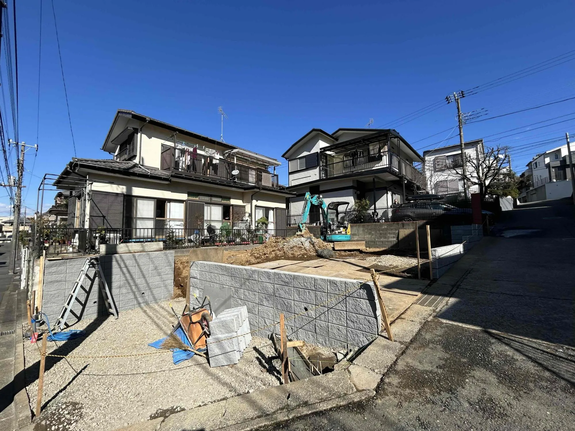 現地外観写真(R8.2.1撮影)
相鉄線「三ツ境駅」徒歩圏内に新築戸建て建築致します!
資料希望ありましたらお気軽にお問い合わせください♪