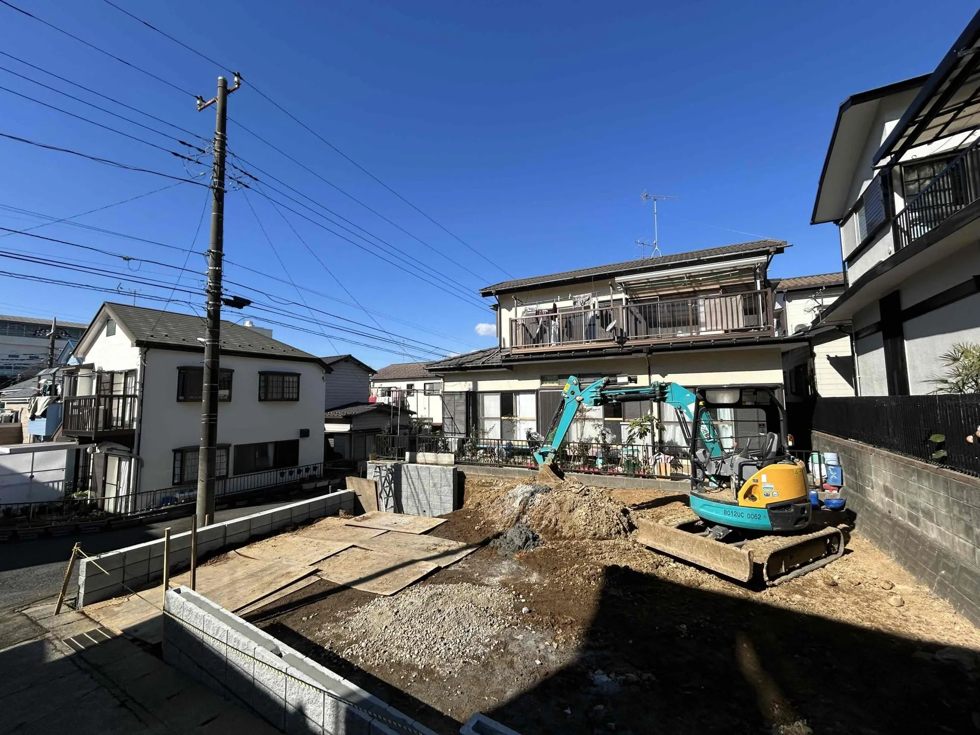 現地外観写真(R8.2.1撮影)
3LDKの南向き物件
折り上げ天井や勾配天井でおしゃれな内装となります!