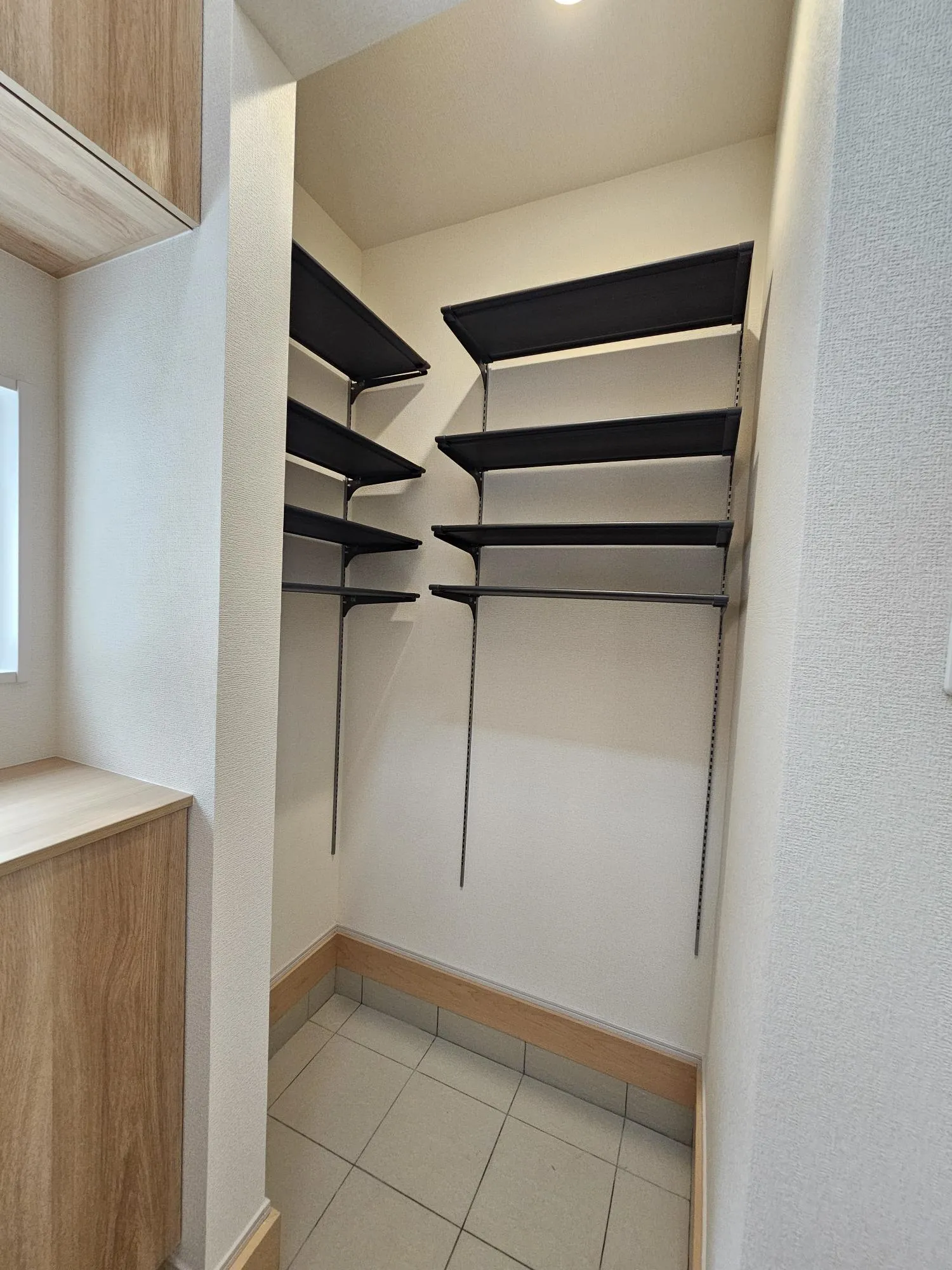 玄関
玄関には吹き抜けを採用。開放感のある玄関となっております。玄関は家の第一印象。開放感のある玄関は家全体を大きく見せてくれます。