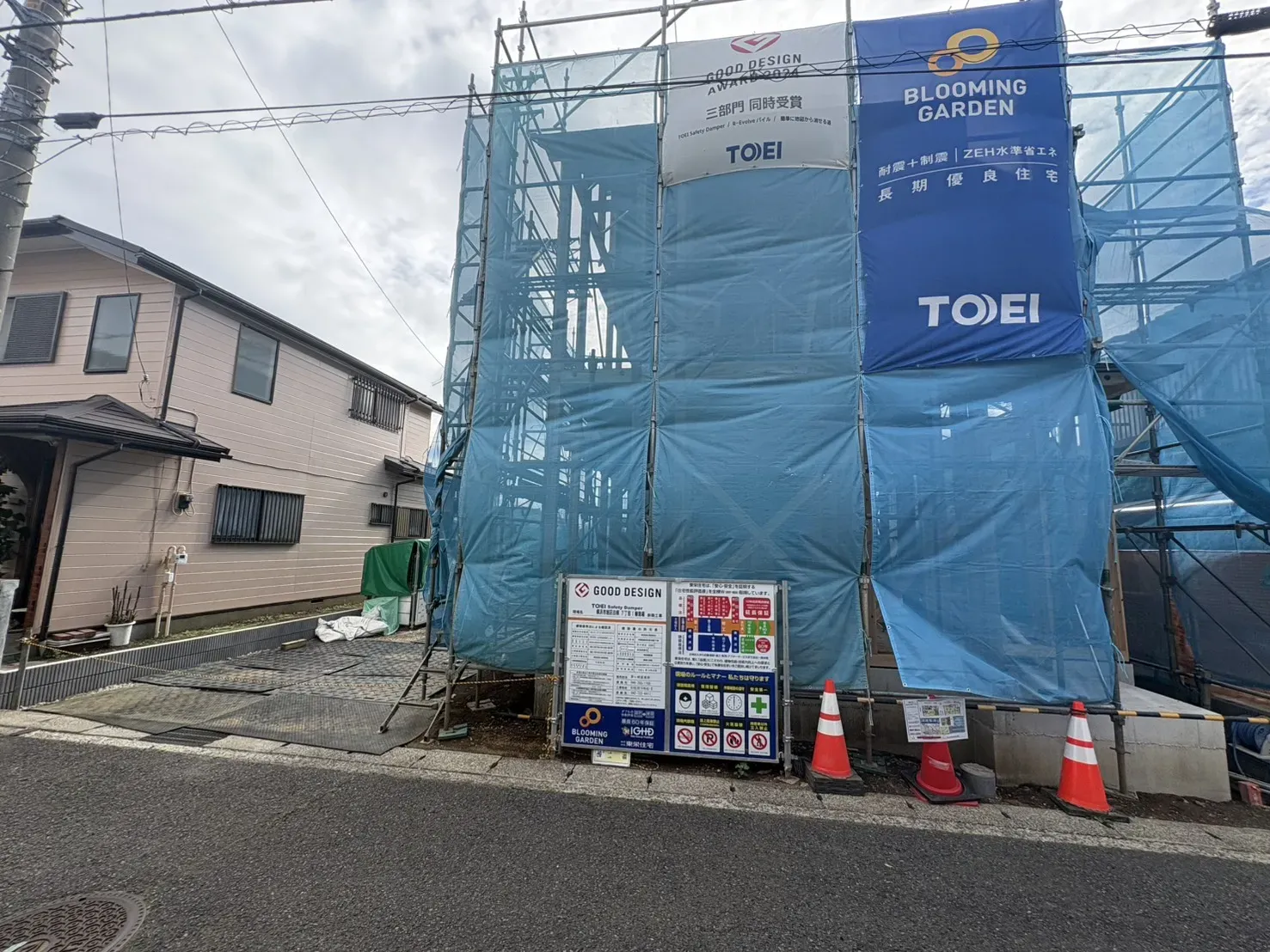 南側に駐車スペース並列2台(車種による)でき開放感もございます。