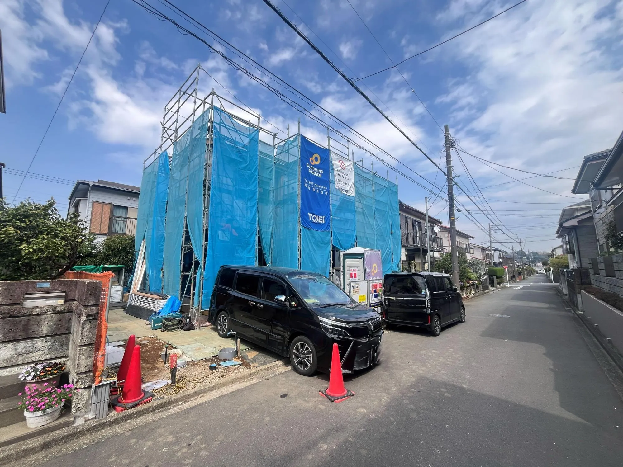 西側が駐車場の為、開放感のある現地です。