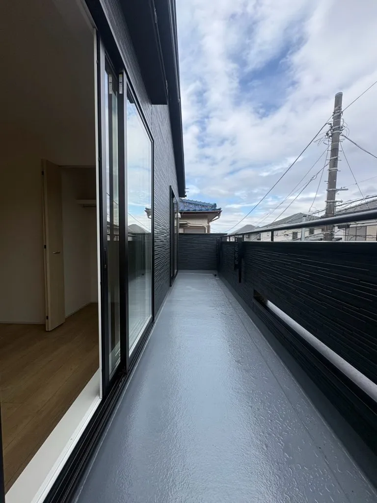 2部屋から行き来が出来る広いバルコニー!