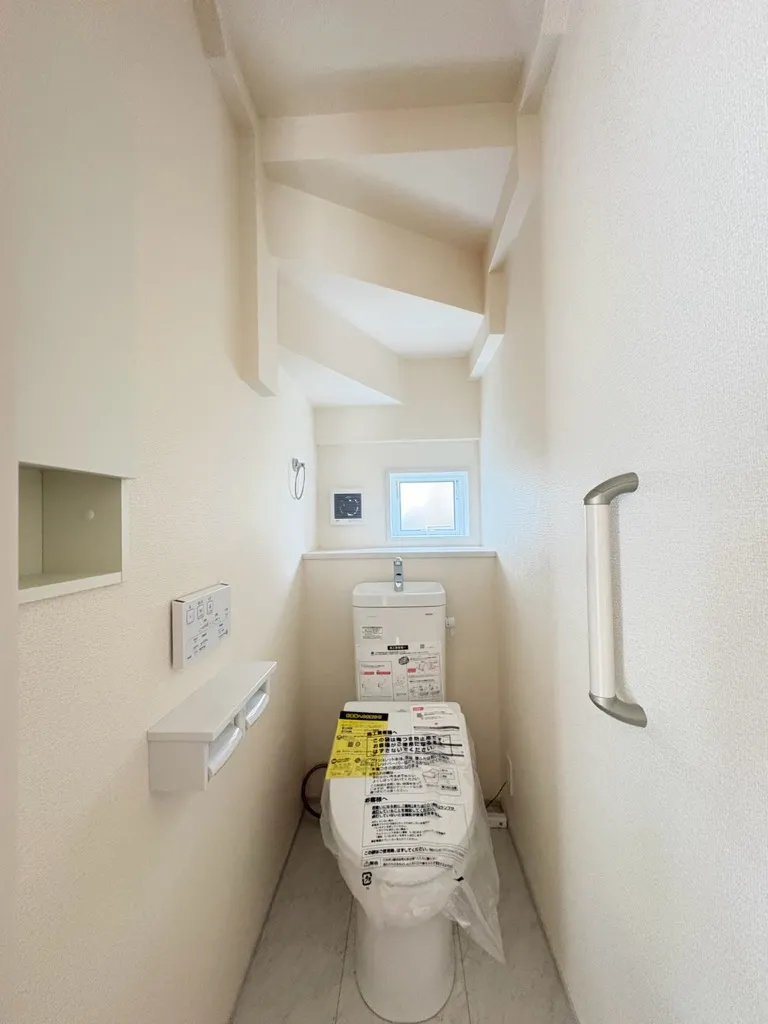 窓のある1階トイレです!壁面収納も標準装備!
