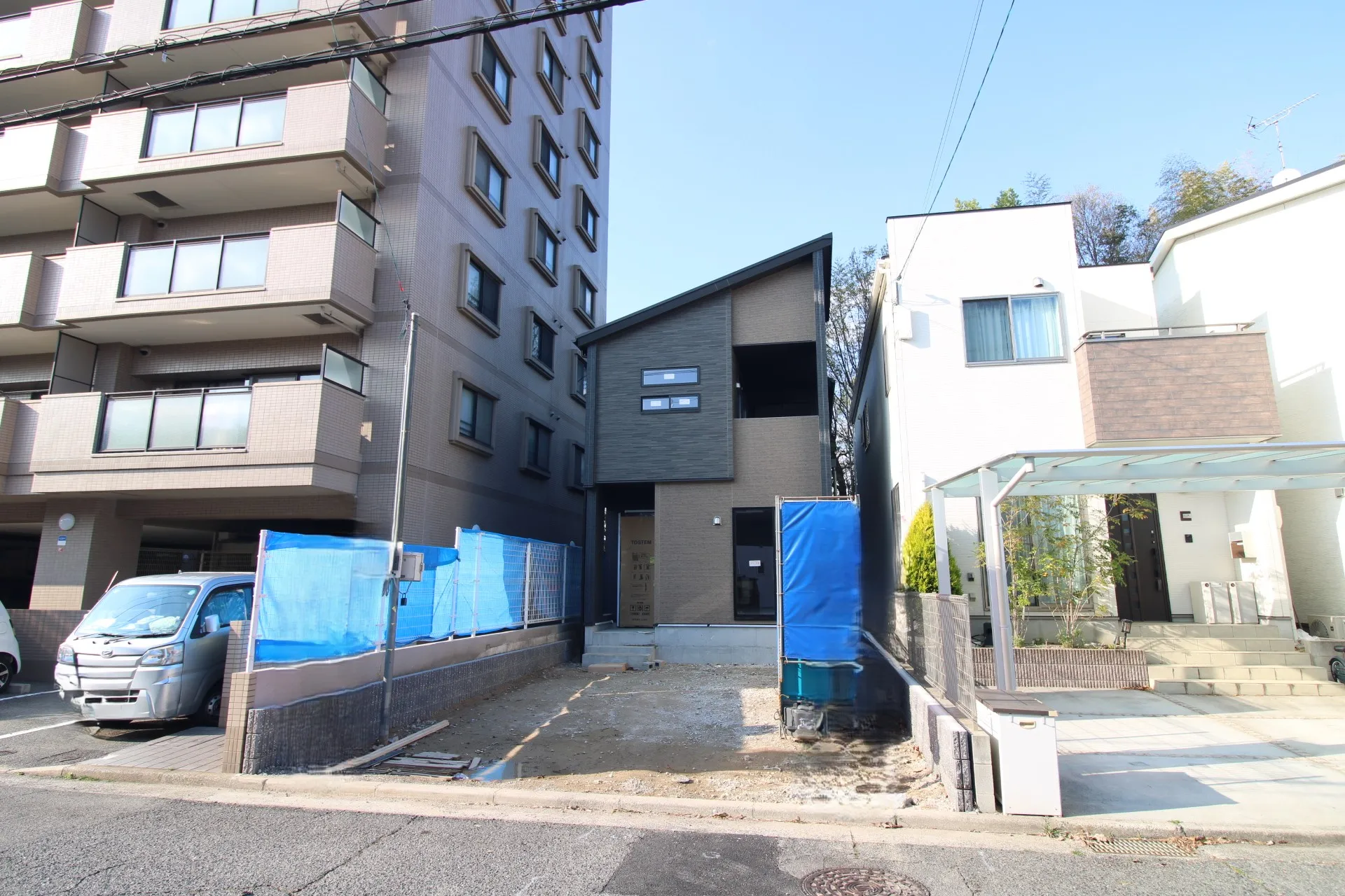 前面道路から見た外観