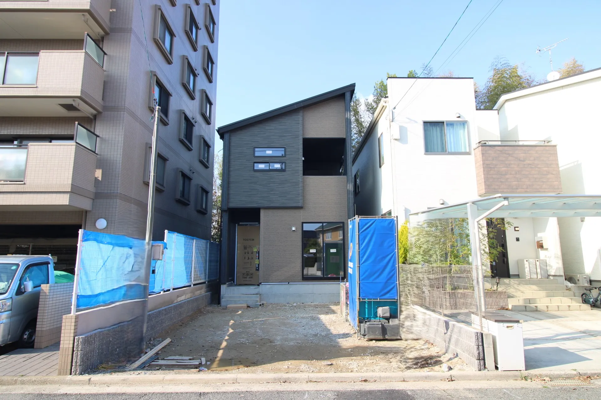 前面道路から見た外観