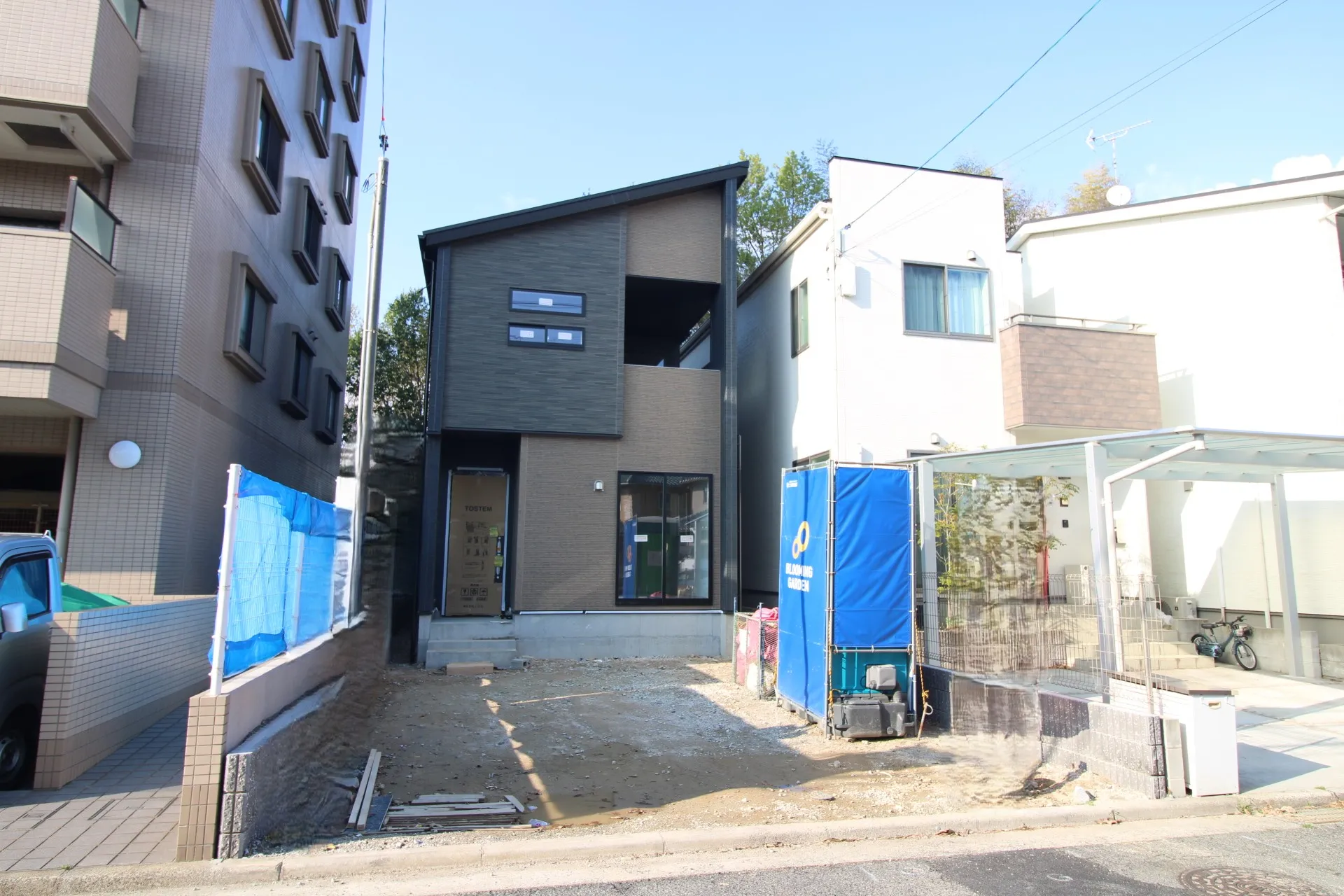 前面道路から見た外観