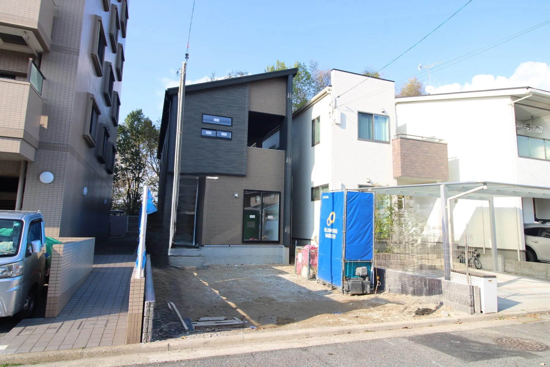 前面道路から見た外観