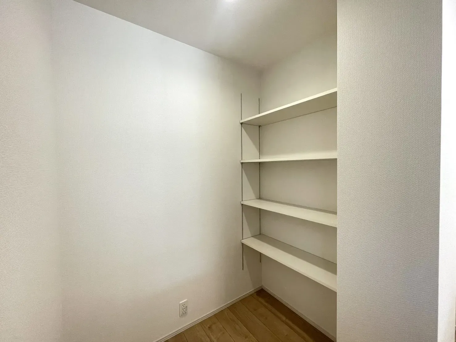 1号棟　キッチン後方　可動棚