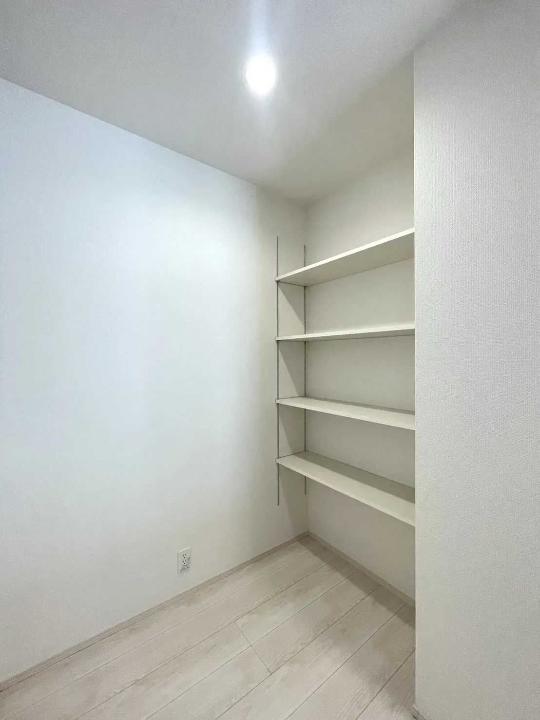 2号棟　キッチン後方　可動棚