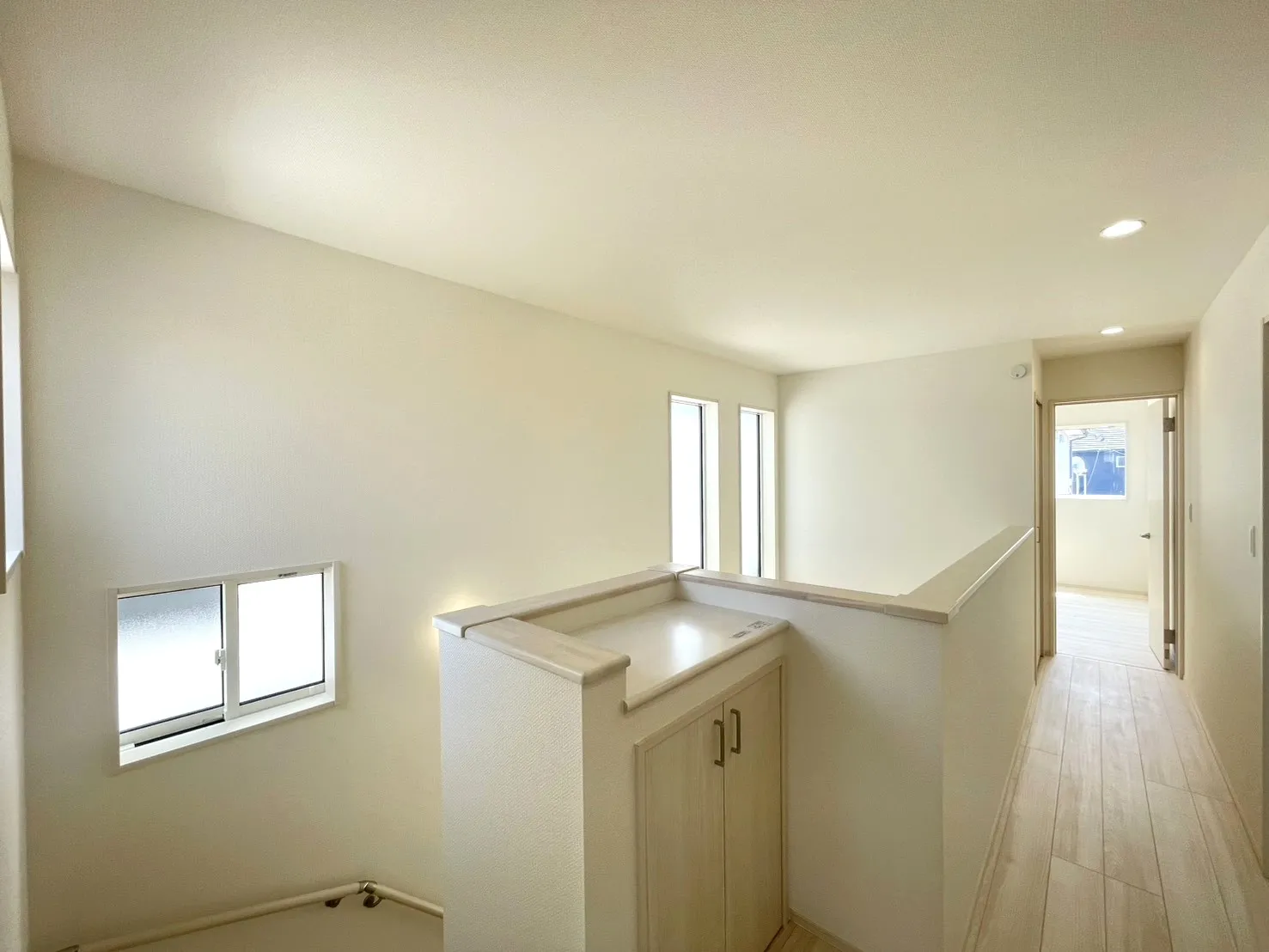 3号棟　2階廊下　カウンター 収納付き