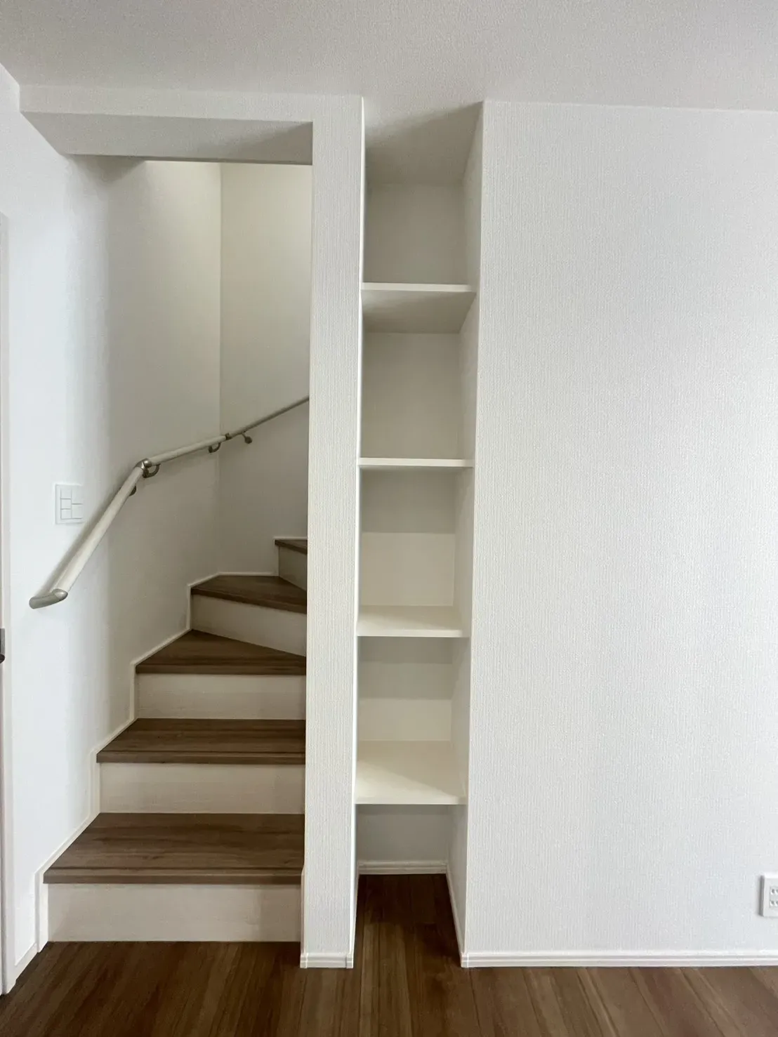 4号棟　キッチン横　固定棚4段