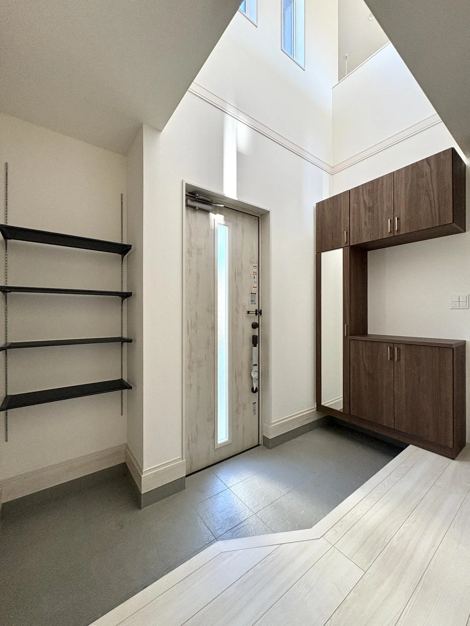 【2号棟/玄関】